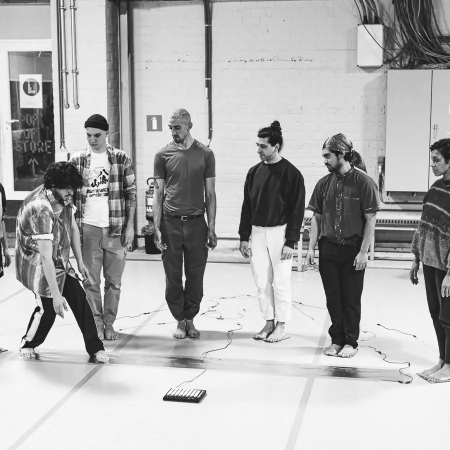 Atelier Playtronica : participants pieds nus sur des pads sonores reliés à un contrôleur
