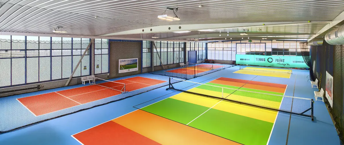 Tennis-park couvert aux terrains colorés de différentes tailles